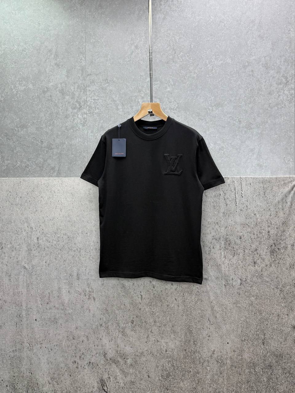 Louis Vuitton Embossed Signature LV T-Shirt Men's Women's in 2 Colors Reps UK Best Quality Sale AAA Replica