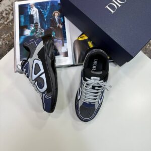 photo 5767370046459022802 y