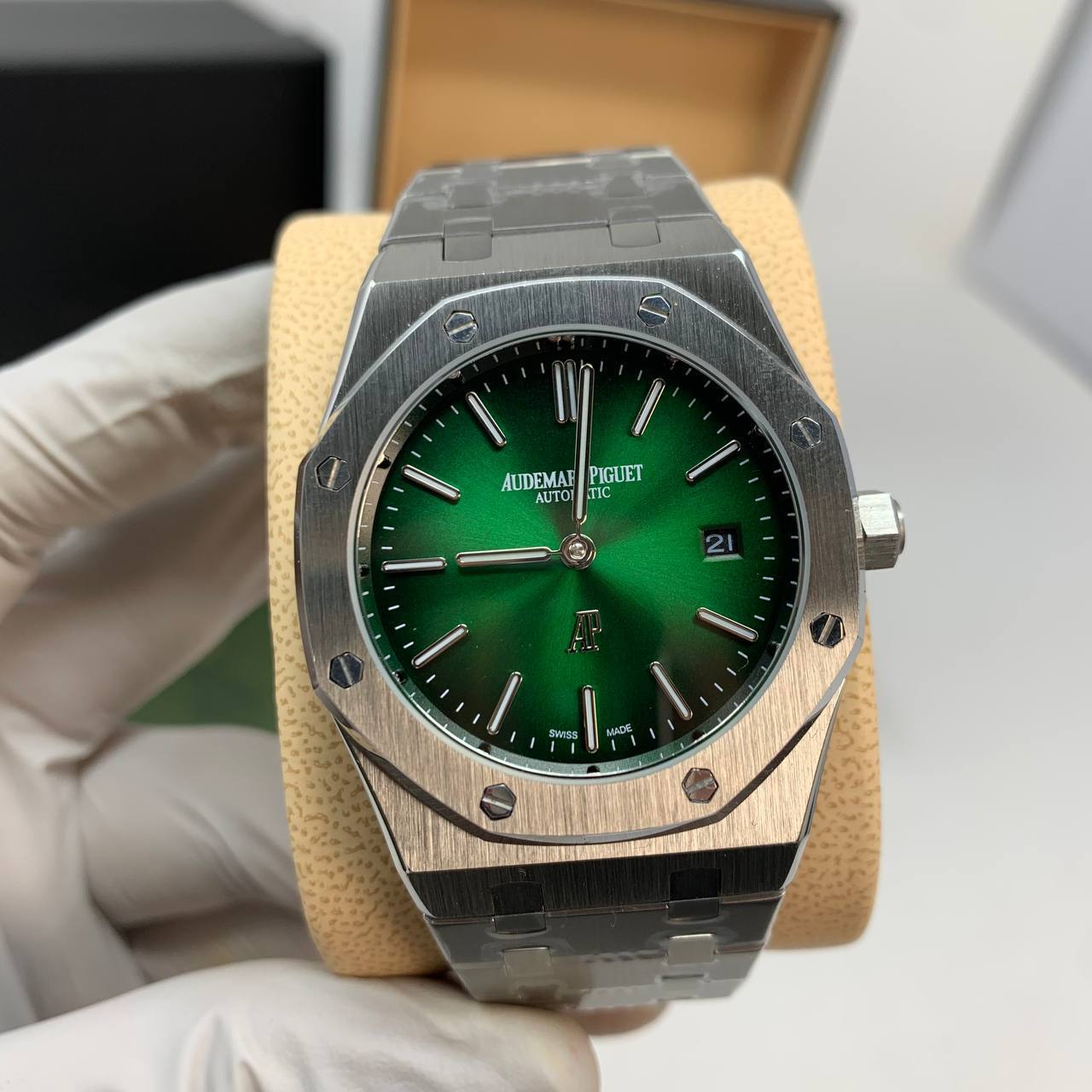 photo 5825510636492885614 y Audemars Piguet Royal Oak Jumbo Extra-Thin Green Dial 15202PT platinum AAA replica watch UK - men's AP reps