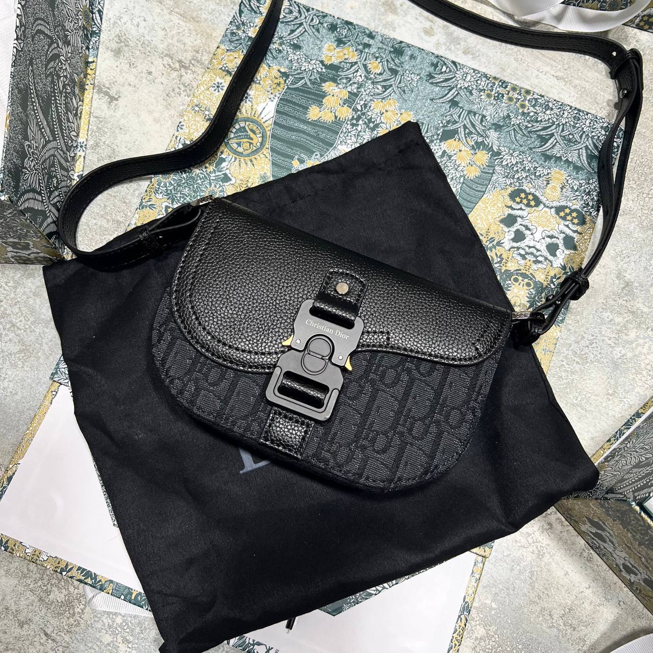 photo 5848330596600450409 y.jpg Dior Mini Saddle Messenger Bag with Flap Men's Bag Black Reps Sale UK Best Quality AAA Replica