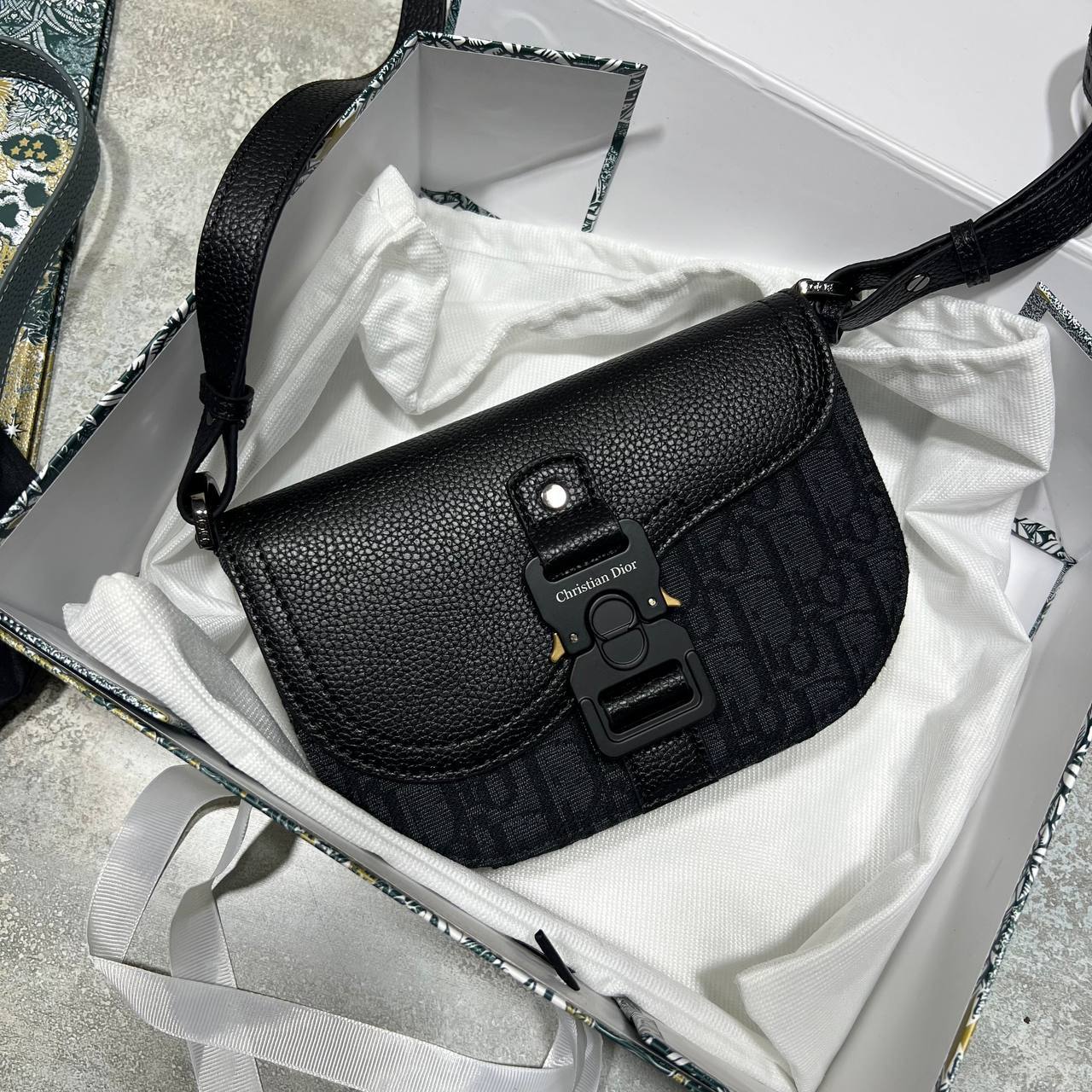 photo 5848330596600450411 y.jpg Dior Mini Saddle Messenger Bag with Flap Men's Bag Black Reps Sale UK Best Quality AAA Replica