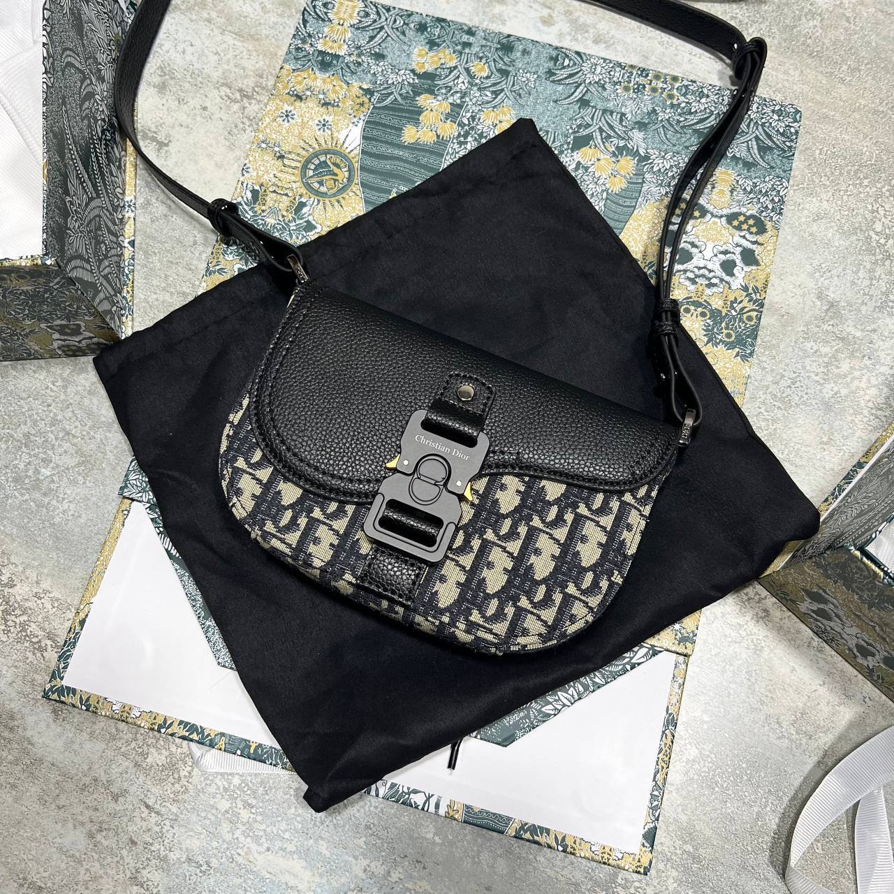photo 5848330596600450412 y.jpg Dior Mini Saddle Messenger Bag with Flap Men's Bag Beige/Black Reps Sale UK Best Quality AAA Replica