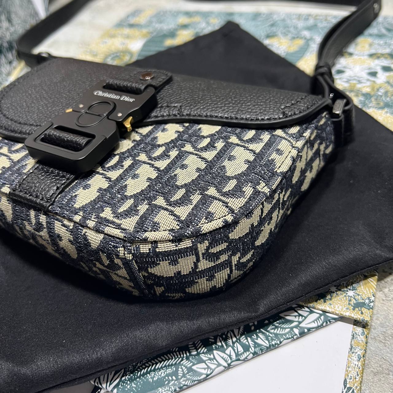 photo 5848330596600450414 y.jpg Dior Mini Saddle Messenger Bag with Flap Men's Bag Beige/Black Reps Sale UK Best Quality AAA Replica