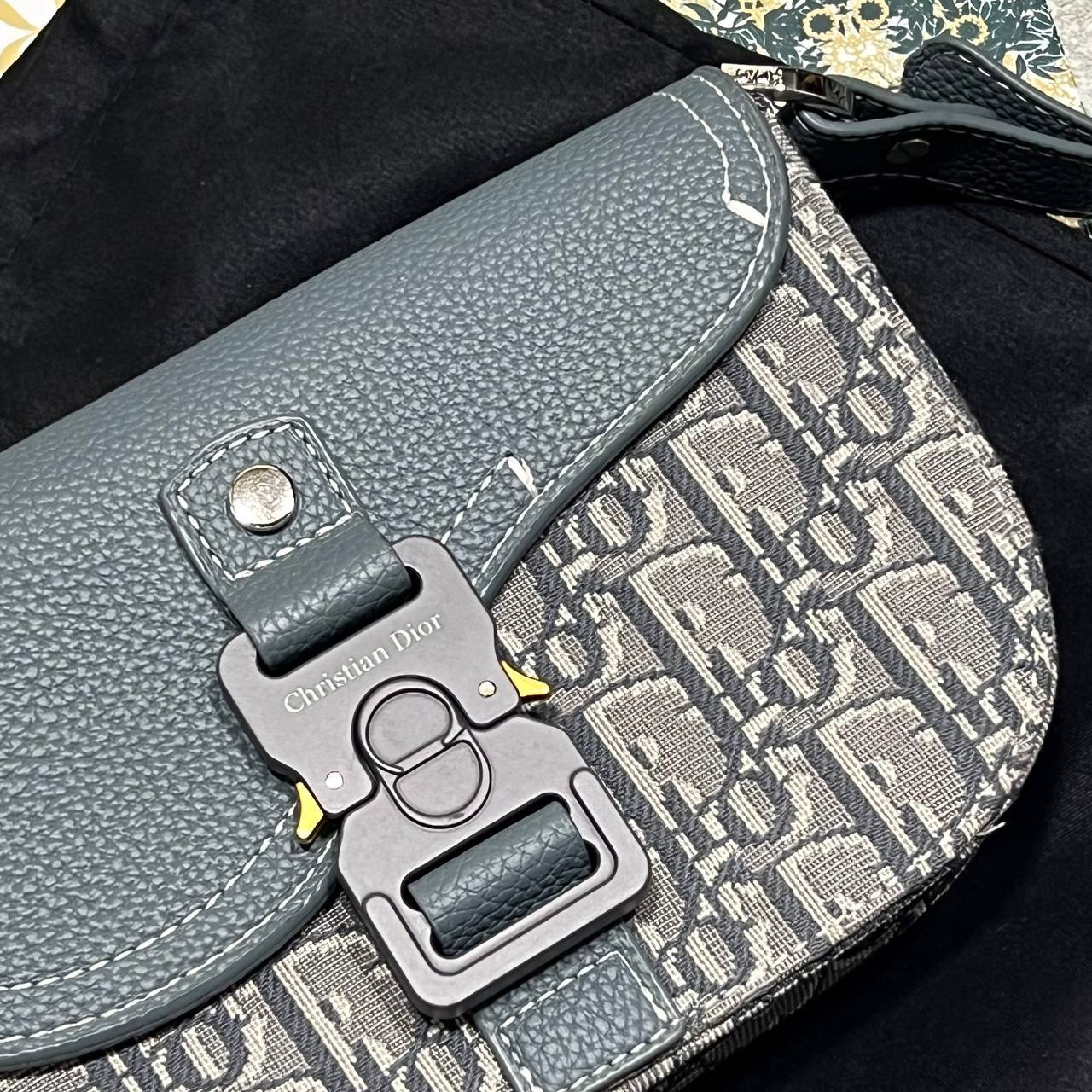 photo 5848330596600450418 y.jpg Dior Mini Saddle Messenger Bag with Flap Men's Bag Grey Reps Sale UK Best Quality AAA Replica