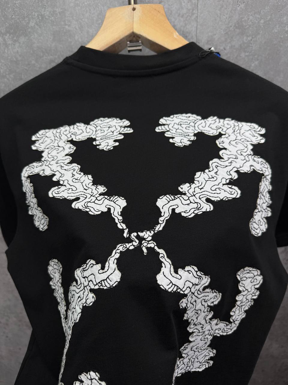photo 5940325089523993733 y 63168d78 f21a 4f68 a291 e25f77dc3dc3 7.jpg Off-White "Cloudy Arrow" Embroidered Skate T-Shirt in 2 Colors Reps Sale UK Best Quality AAA Replica