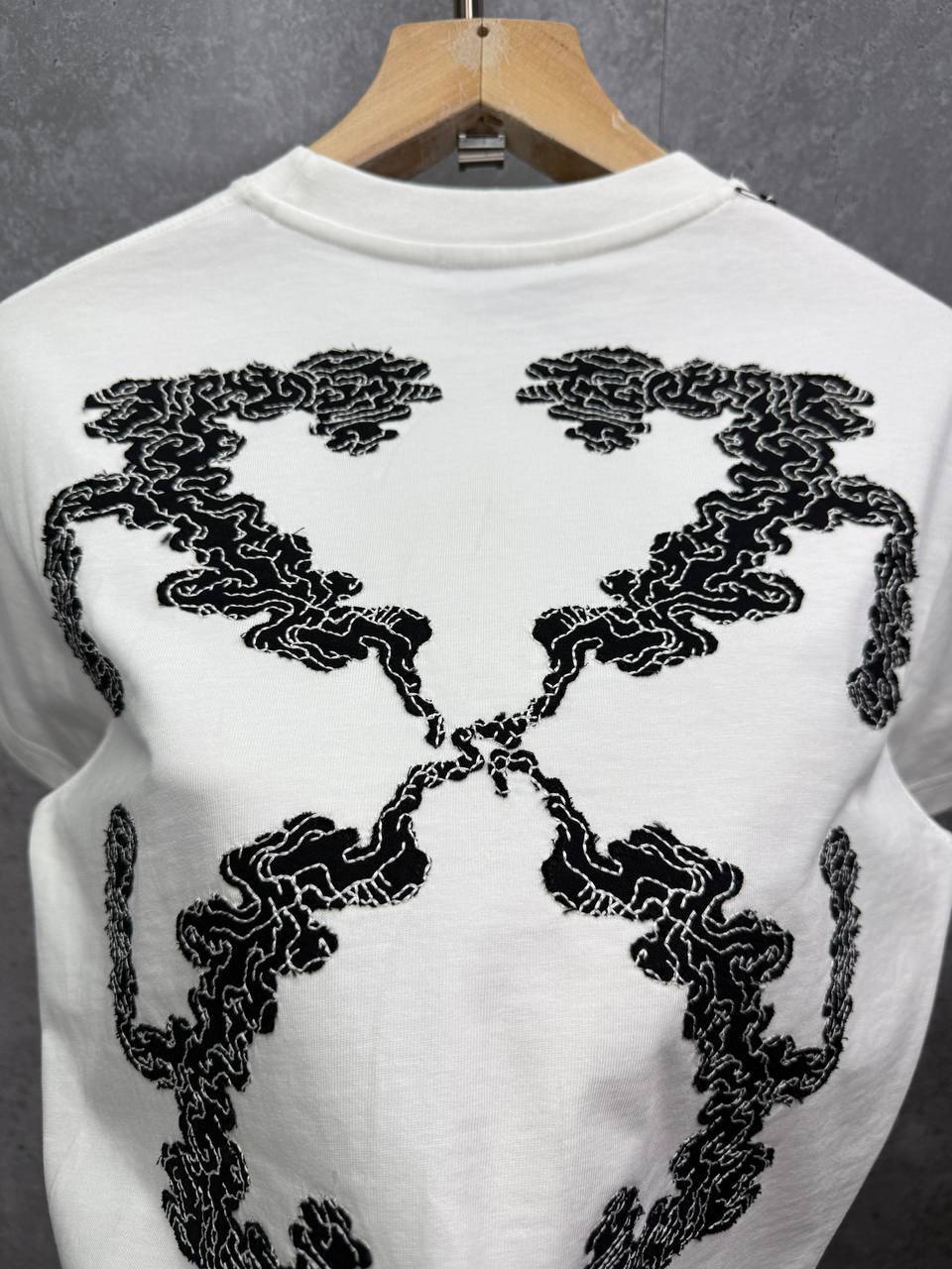 photo 5940325089523993736 y ad38c52a 5e81 4734 9af5 74e94554ed75 7.jpg Off-White "Cloudy Arrow" Embroidered Skate T-Shirt in 2 Colors Reps Sale UK Best Quality AAA Replica
